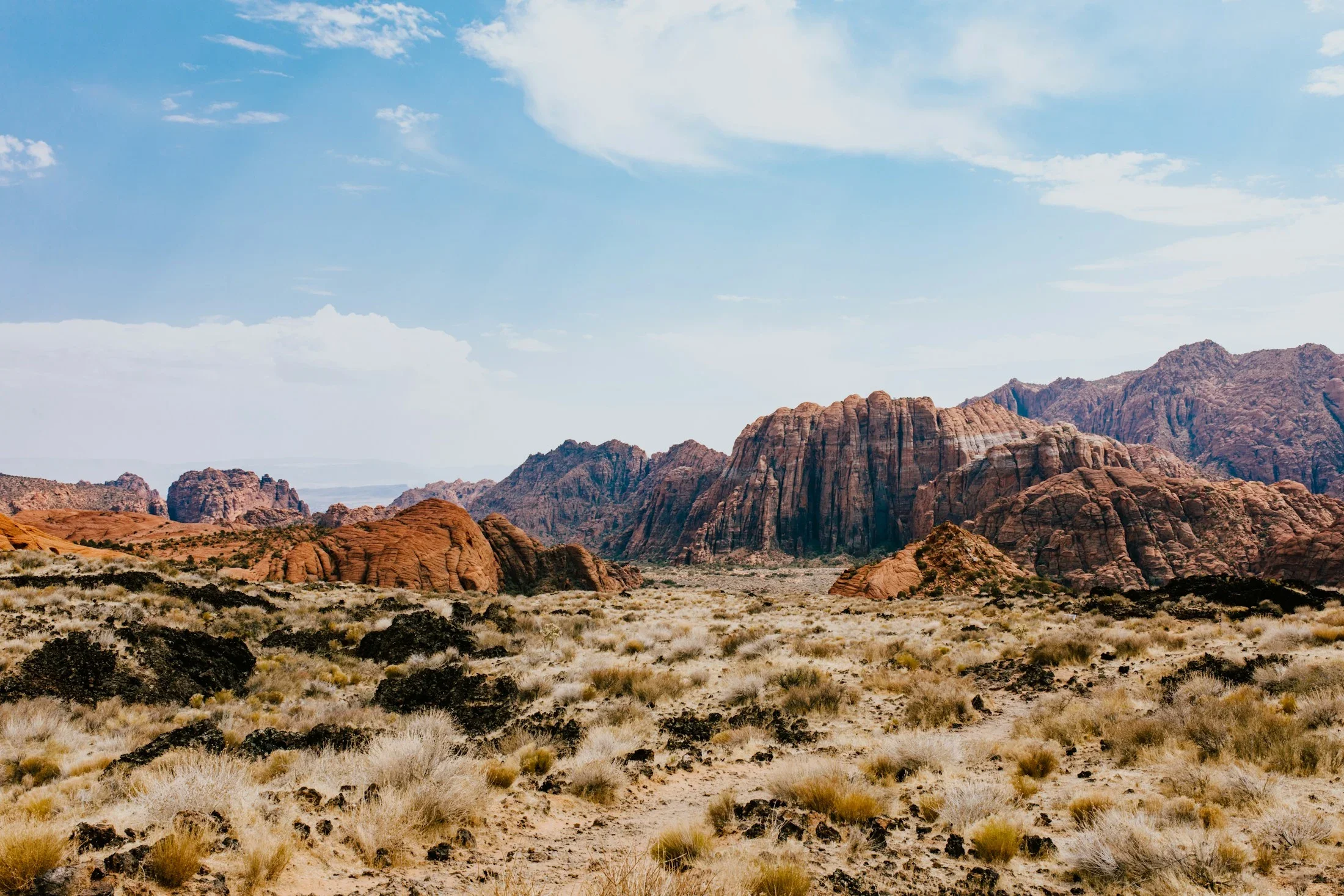 Red sandstone cliffs and desert scenery in Southern Utah